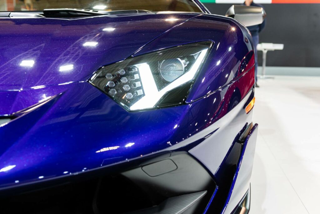 Lamborghini bleue phare avant